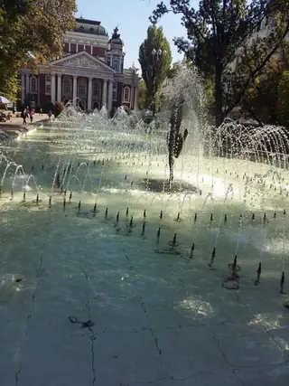 Фонтан пред Народния театър "Иван Вазов" - София