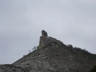 Скално образувание "Пробитият камък" - Равна