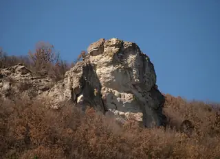 Скала с трапецовидни ниши при село Перуника
