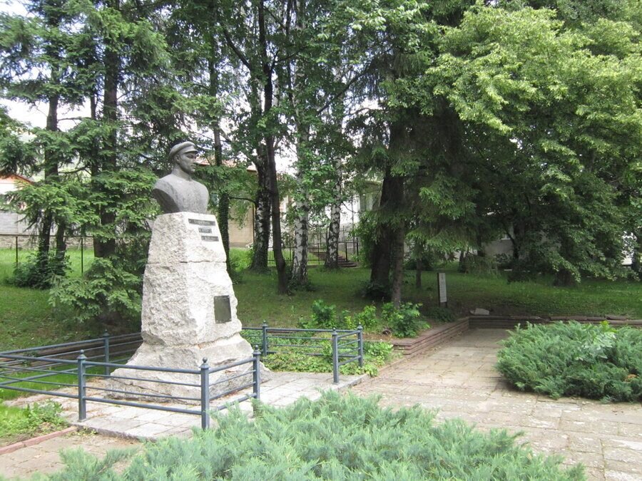 Паметник на Стефан Минев - с.Антон