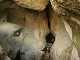 Пещера-вулва с трапецовидни ниши - Морянци