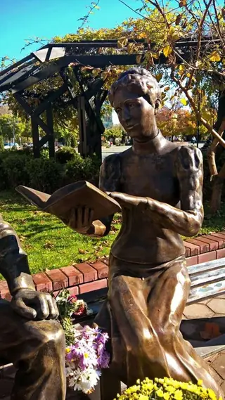 Бронзова скулптура на Мара Белчева и Пенчо Славейков - Севлиево