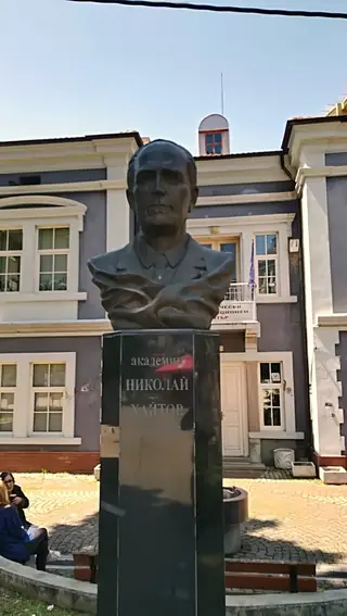 Паметник на акад. Николай Хайтов - Асеновград