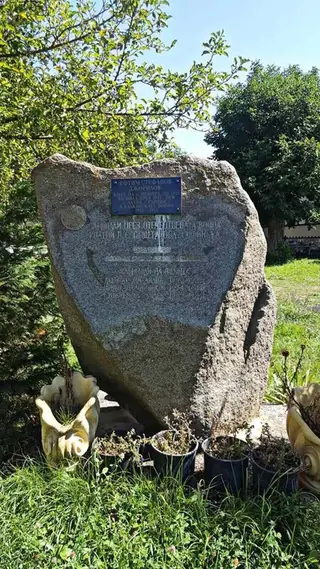 Паметник на падналите през Отечествената война - с.Пещера
