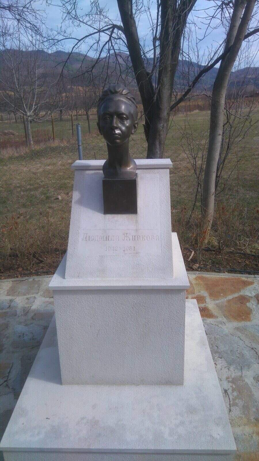 Бюст-скулптура на Людмила Живкова - Правец