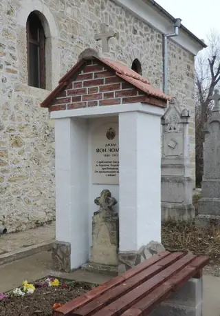 Паметник на даскал Йон Чолака - Брегово