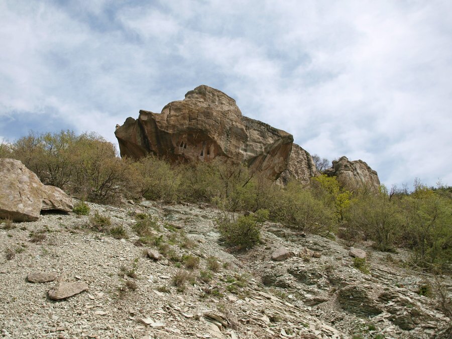 Скала с трапецовидни ниши под връх Кемикдаа