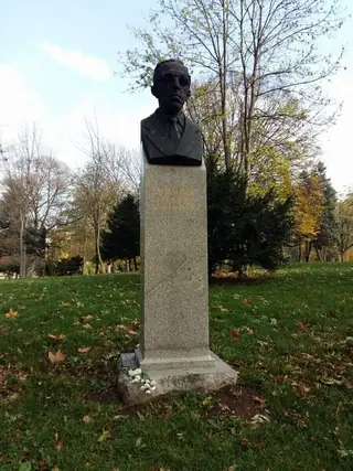 Бюст-паметник на Димитър Димов - София