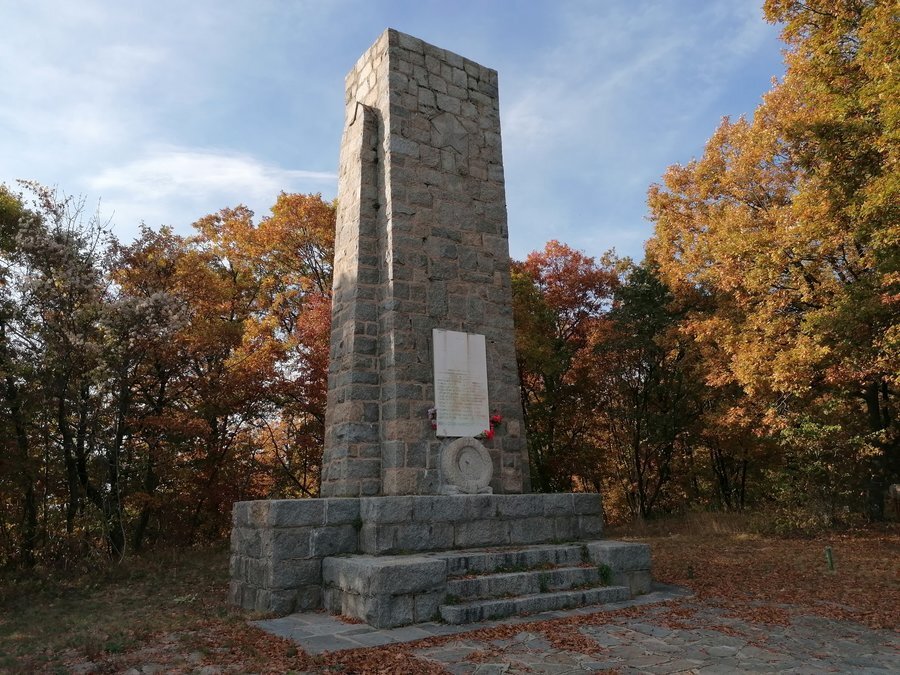 Партизански паметник - местност "Дерменка"