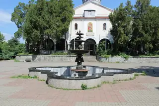 Фонтанът пред храм "Св. Георги Победоносец" - Дупница