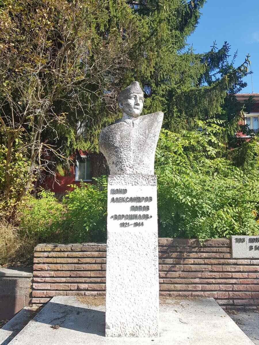 Бюст-паметник на Цаню Попов - с. Градище