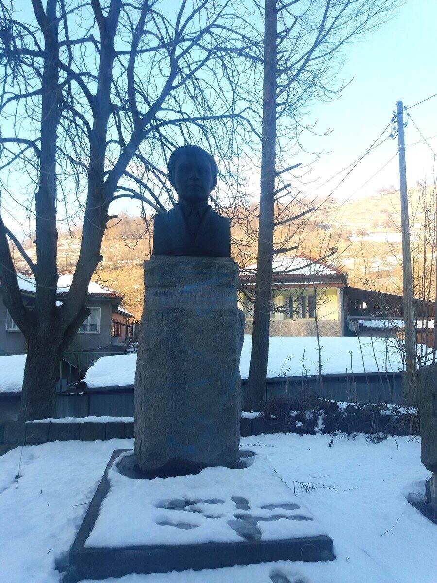 Бюст-паметник на Христо Цонковски - Троян