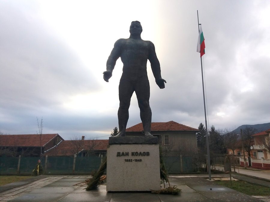 Паметник на Дан Колов - с.Сенник