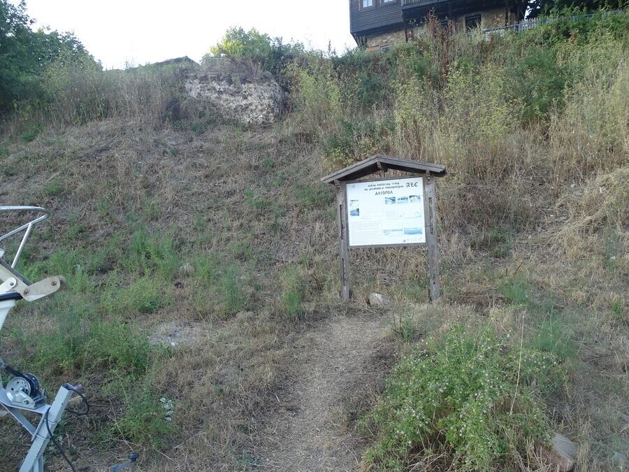 Останки от Южната крепостна стена - Ахтопол