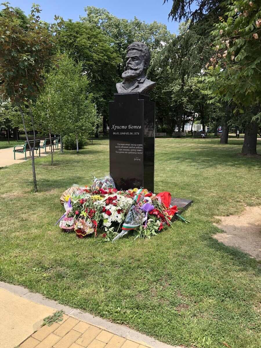 Бюст-паметник на Христо Ботев - Казанлък