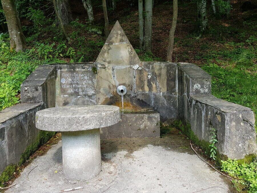 Чешма построена от любов към природата – Априлци — снимка