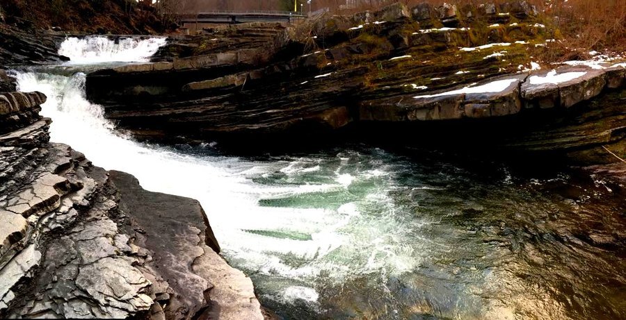 Къньови водопади в подножието на ВЕЦ - с.Черни Осъм