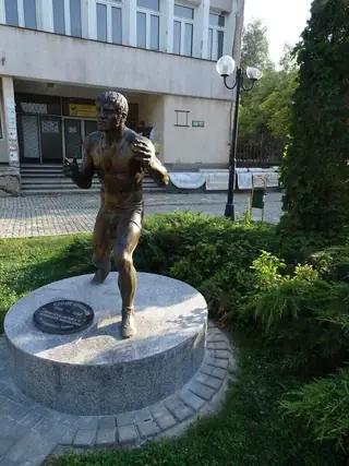 Паметник на Стоян Николов - Златица