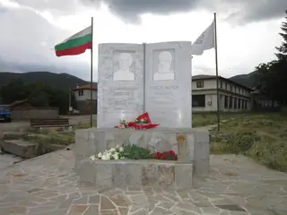 Барелефи на Васил Левски и Христо Ботев - с.Спахиево