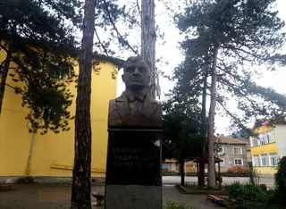 Бюст-паметник на Иван Хаджийски - Троян