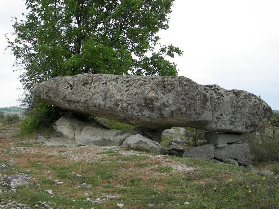 Скален некропол с жертвеник - Ковил