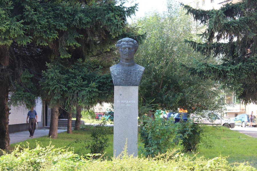 Паметник на Младен Йорданов - Лом