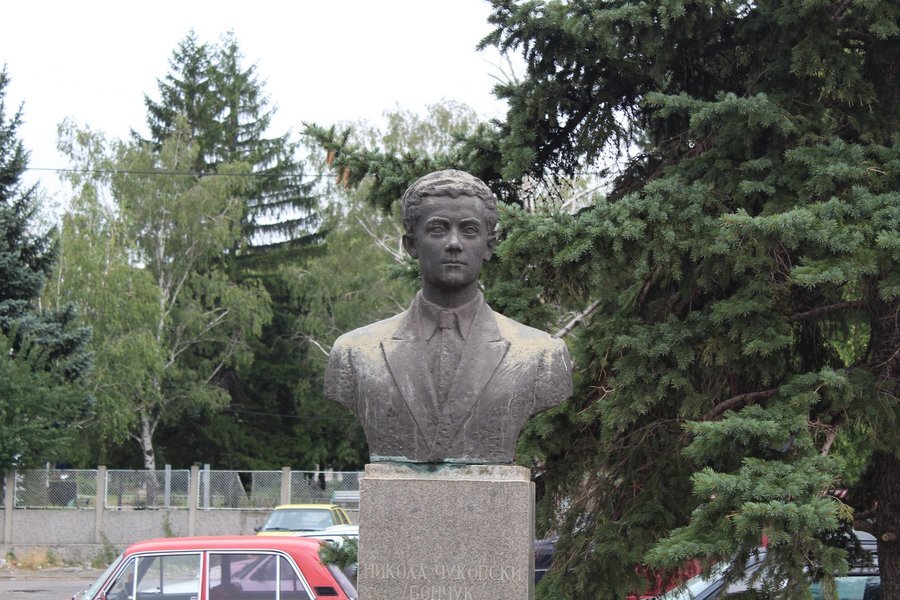 Паметник на Никола Чуковски - Дупница