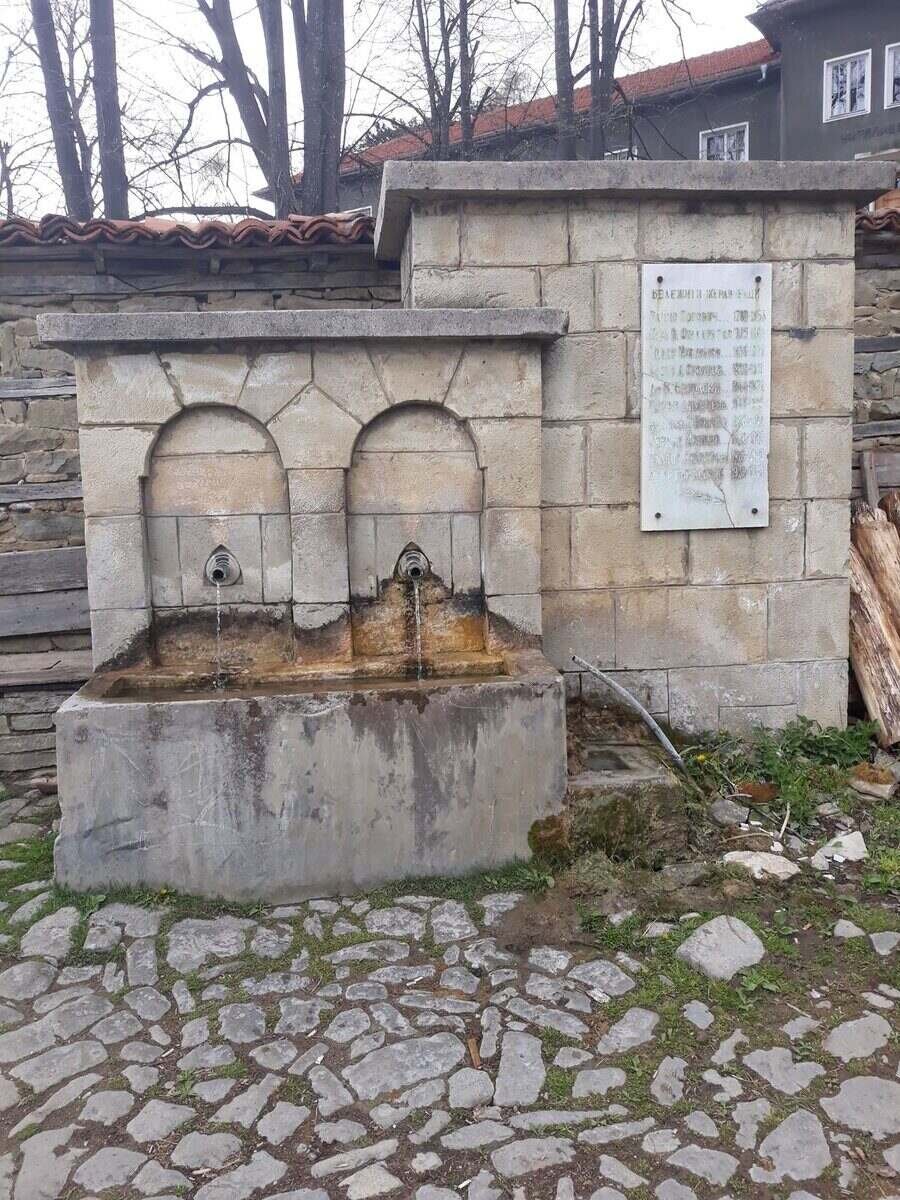Чешма с паметна плоча - с. Жеравна