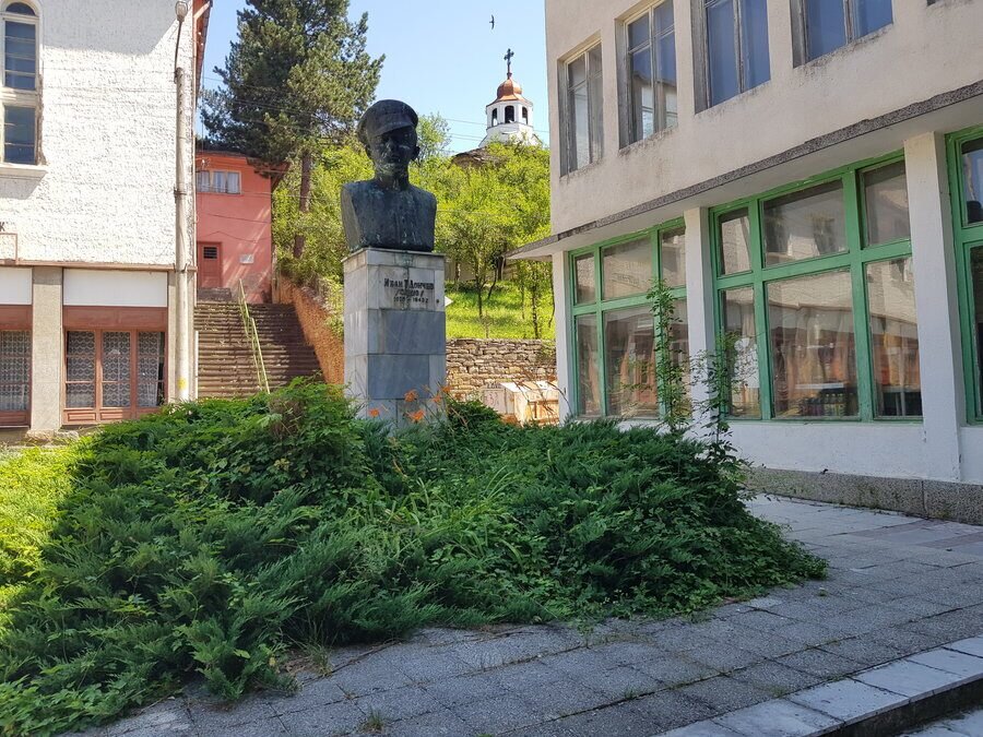 Бюст-паметник на Иван Тодоров Дончев – с.Дълбок дол