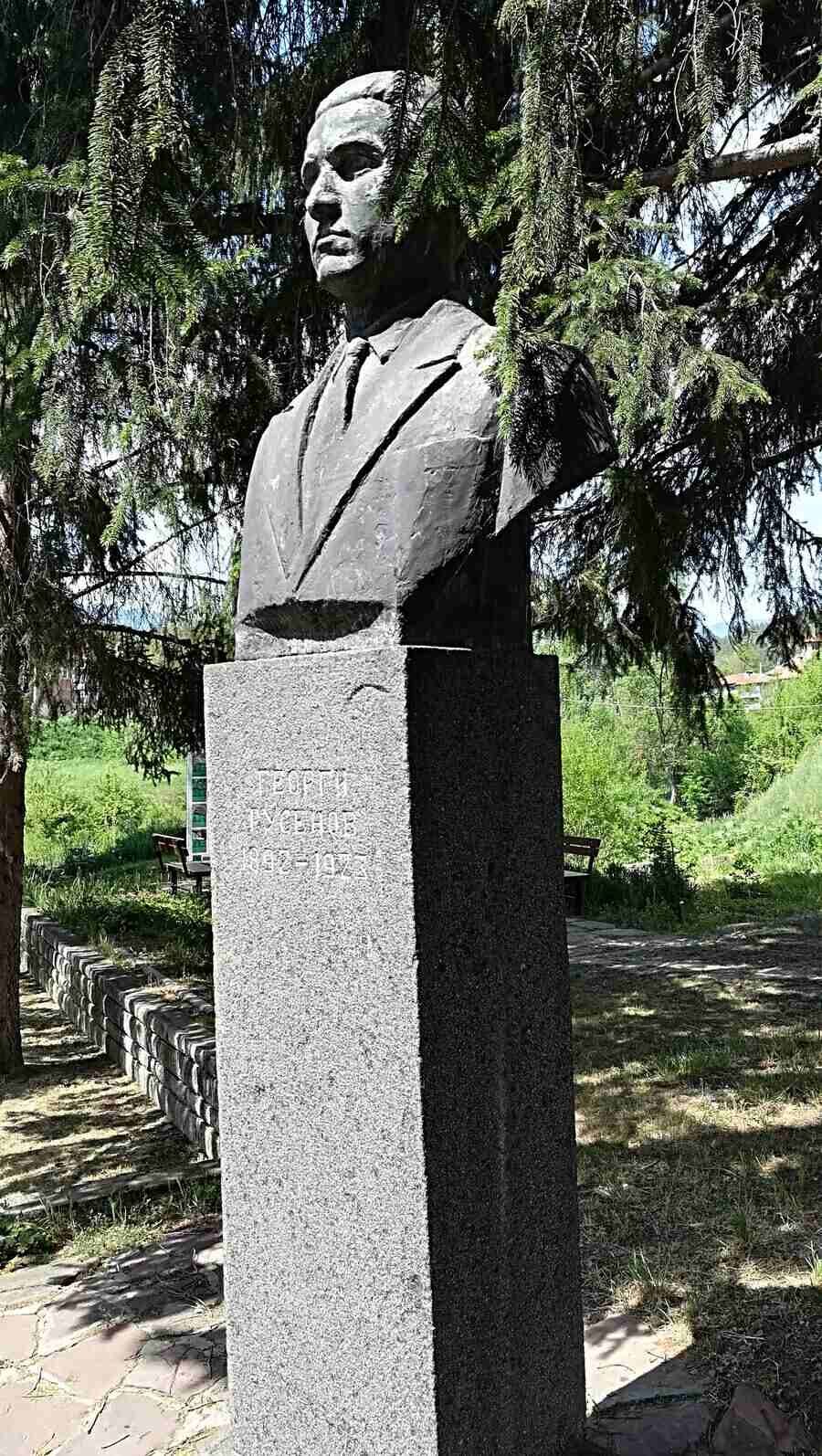 Паметник на Георги Русенов - Хвойна