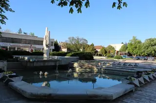 Фонтанът на площад "България" - Мездра