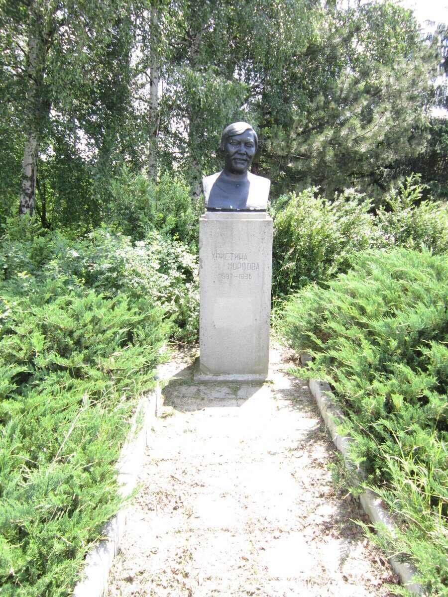 Бюст-паметник на Христина Морфова, гр.Пирдоп