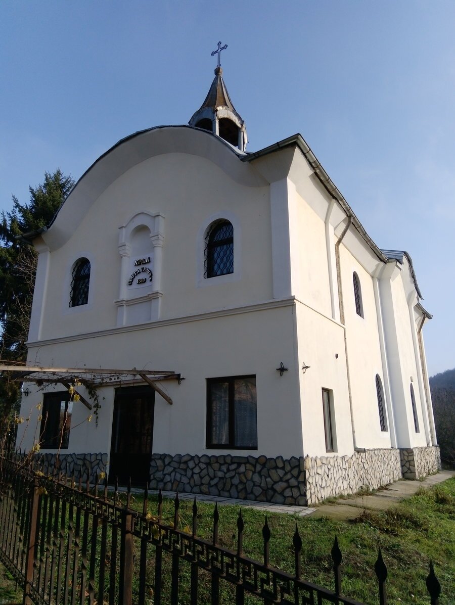 Храм "Света Троица" - с.Лозица