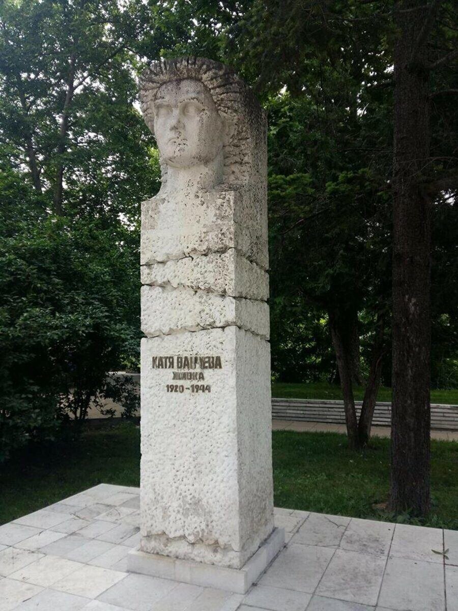 Паметник на Катя Ванчева - Девин