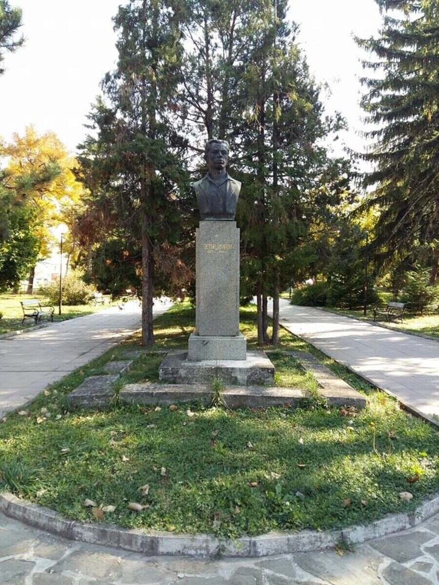 Паметник на Петър Иванов Неделчев - Попово