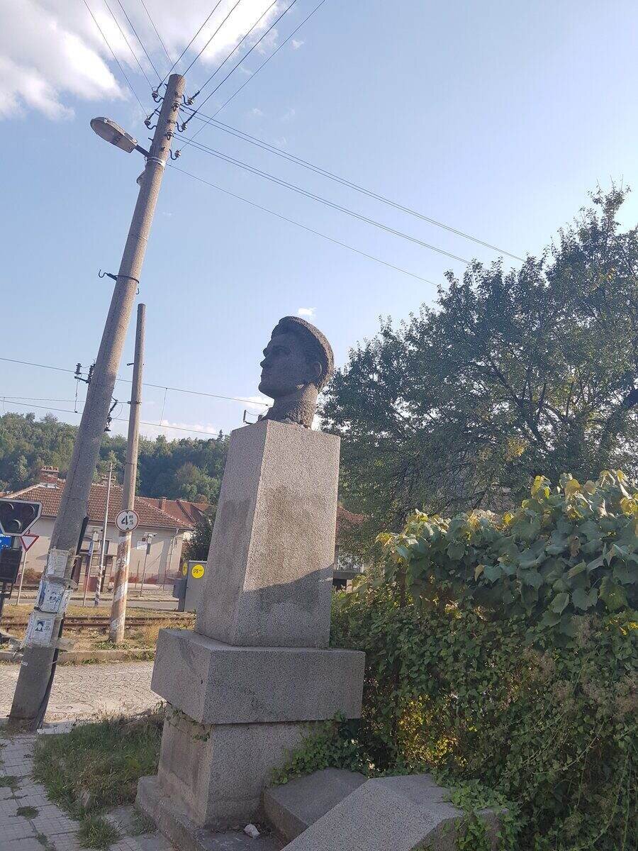 Бюст-паметник на Иван Петров - Трявна