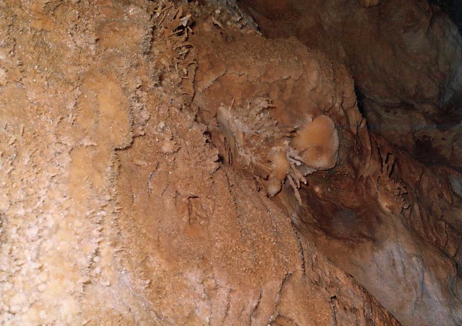 Пещера "Мъгливия сняг"