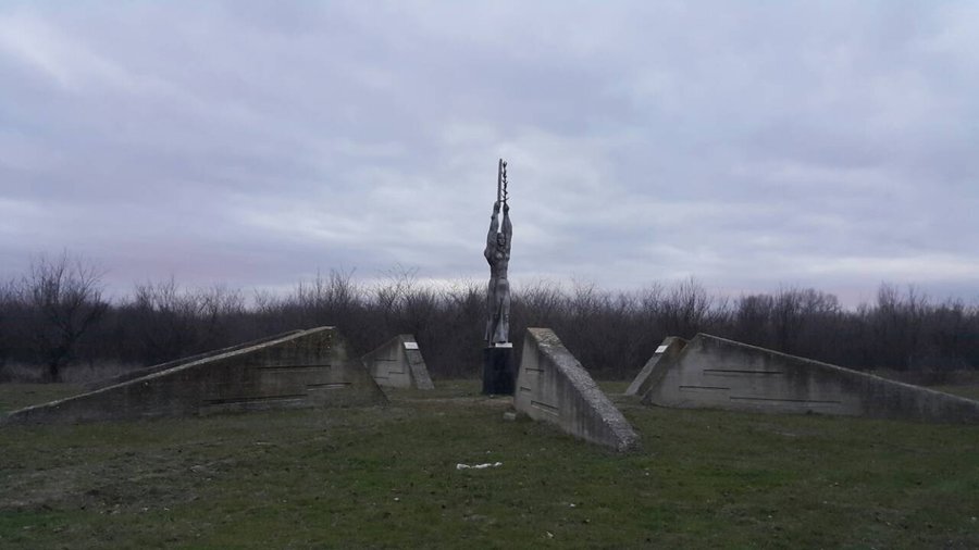 Паметник на седемте загинали партизани и ятаци - Веселиново