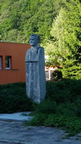 Паметник на Жечо Гюмюшев - Котел