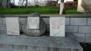 Паметни плочи на загиналите във войните - с.Червенаково