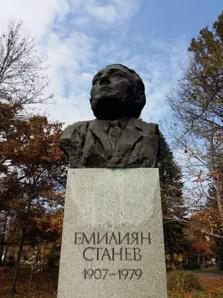 Бюст-паметник на Емилиян Станев - София