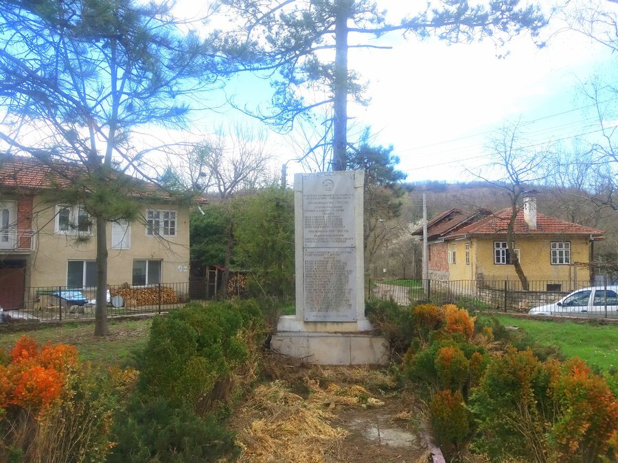 Паметник в почит към заналите във войните - с.Казачево