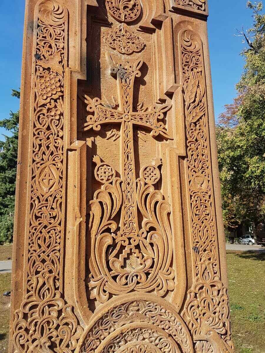 Паметник хачкар вградина Ереван - София