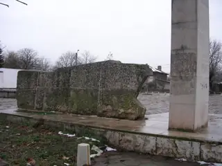 Военен паметник. Архитектурно-скулптурен ансамбъл - Ботунец