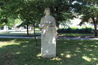 Паметник на Георгица Карастоянова - Лом