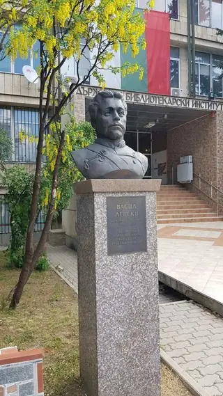 Паметник на Васил Левски в двора УниБИТ - София