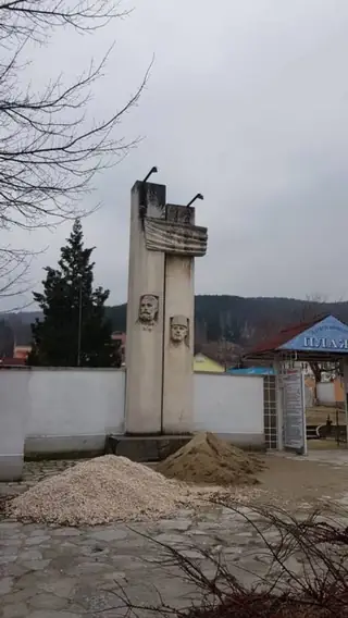 Паметник на Димитър Гюров и Атанас Гюров - Пещера