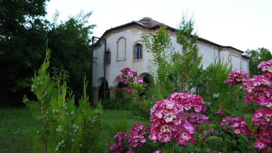 Църква "Свети Архангел Михаил" - с.Емен