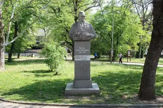 Паметник на проф. д-р Асен Златаров - София