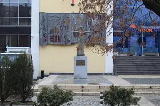 Паметник-скулптура "От урва на урва и от век на век" - София